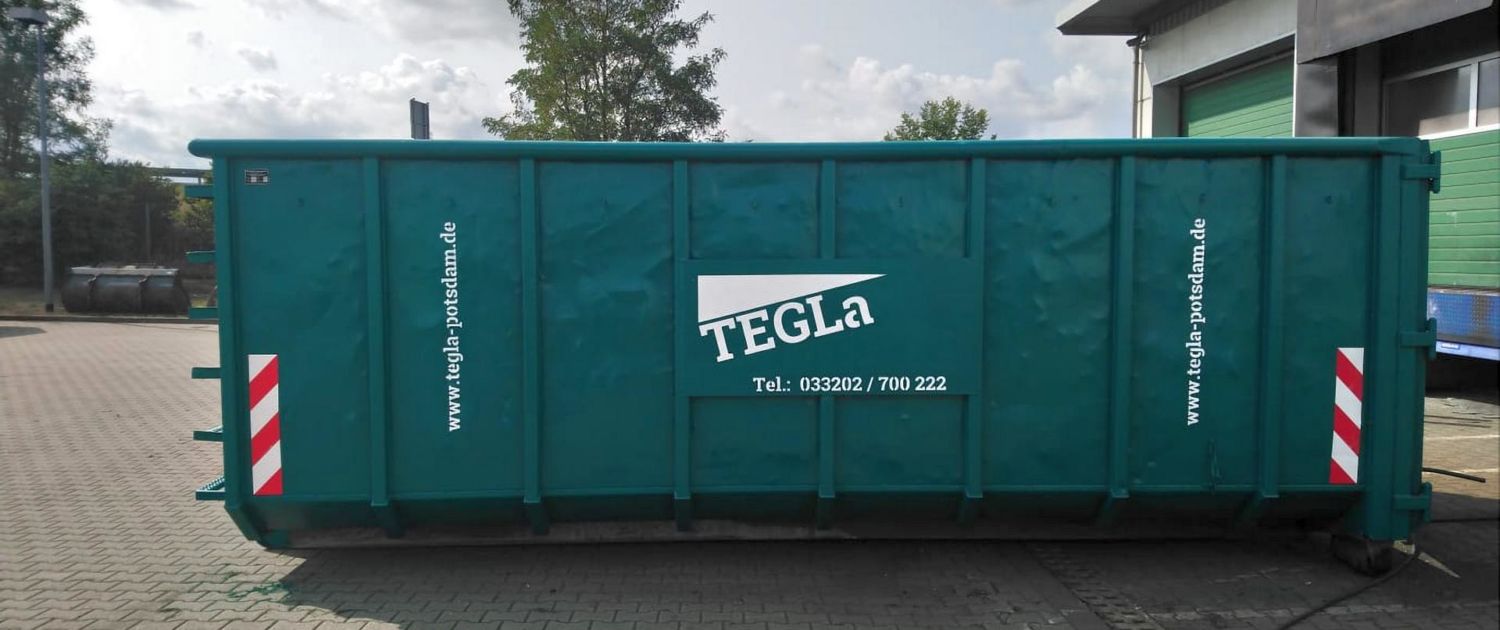 Grüner Absetzcontainer vom Containerdienst der Firma TEGLa
