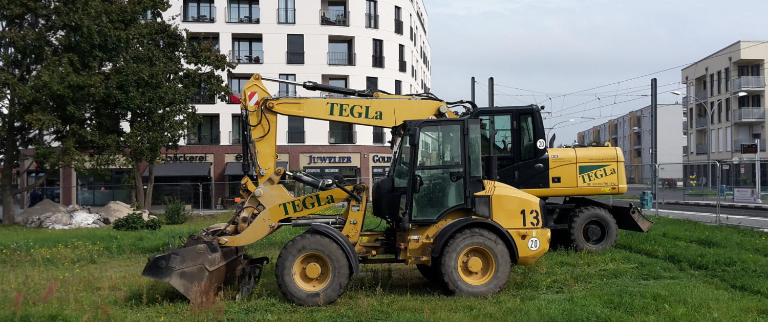 Zwei Bagger zur Freimachung von der Firma TEGLa auf grüner Wiese