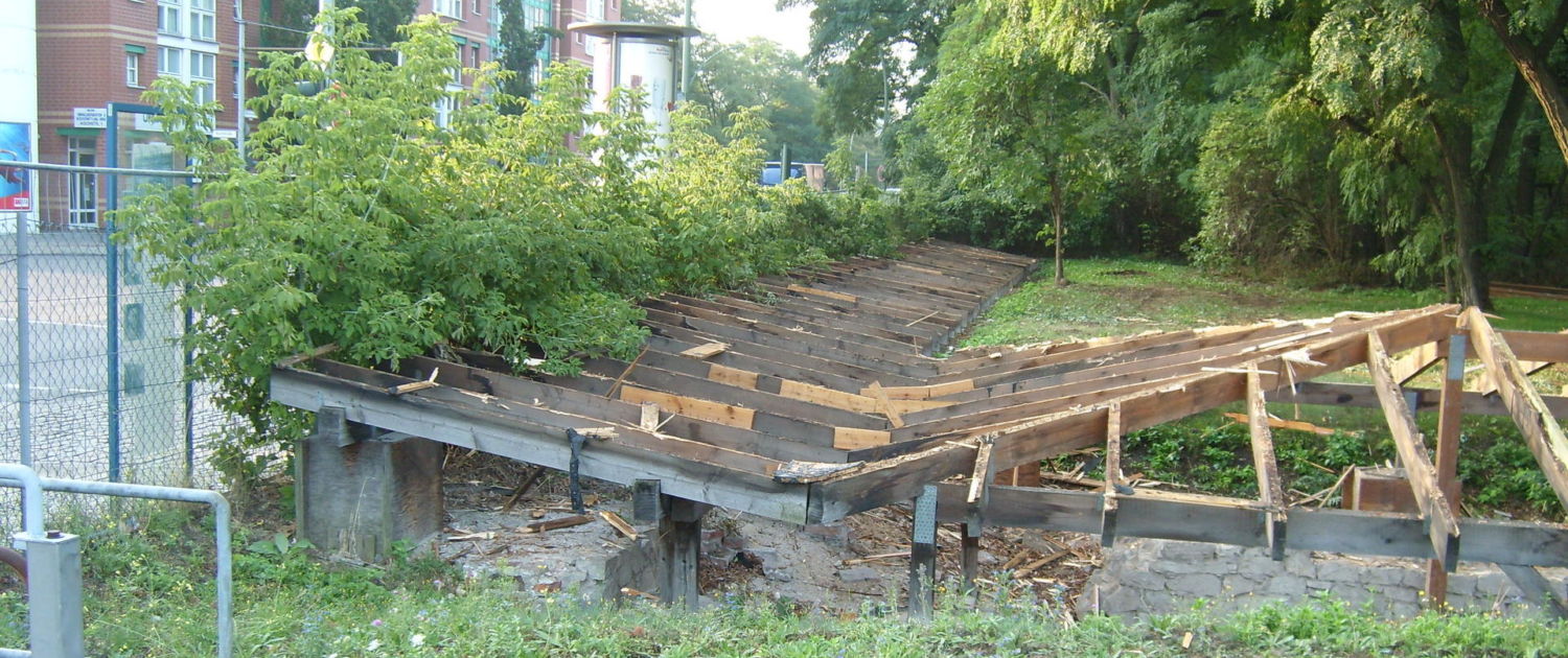 Alte Holzabdeckung vor dem Abriss und der Bauschutt-Entsorgung