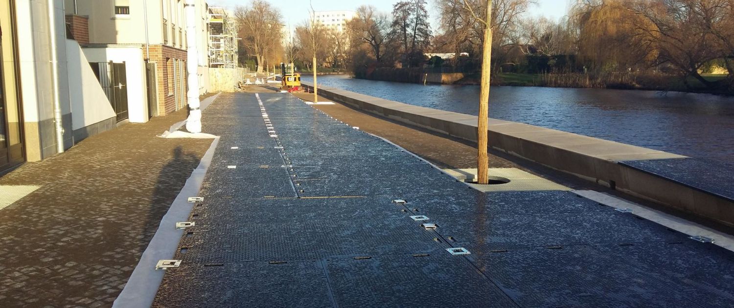 Bauunternehmen-Bodenschutzplatten an Uferpromenade hinter dem Musem Barberini Potsdam