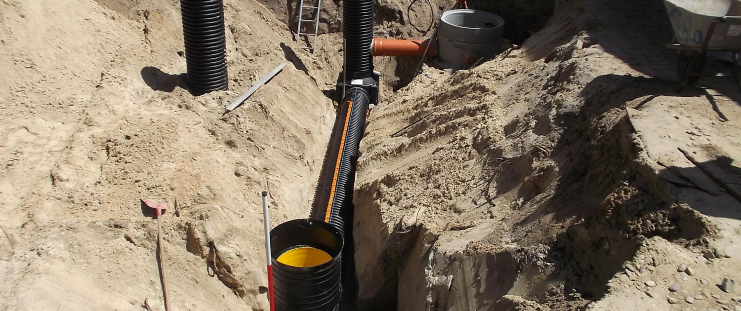 Beim Kanalbau aufgestellte Leitungssysteme zur Bodenentwässerung