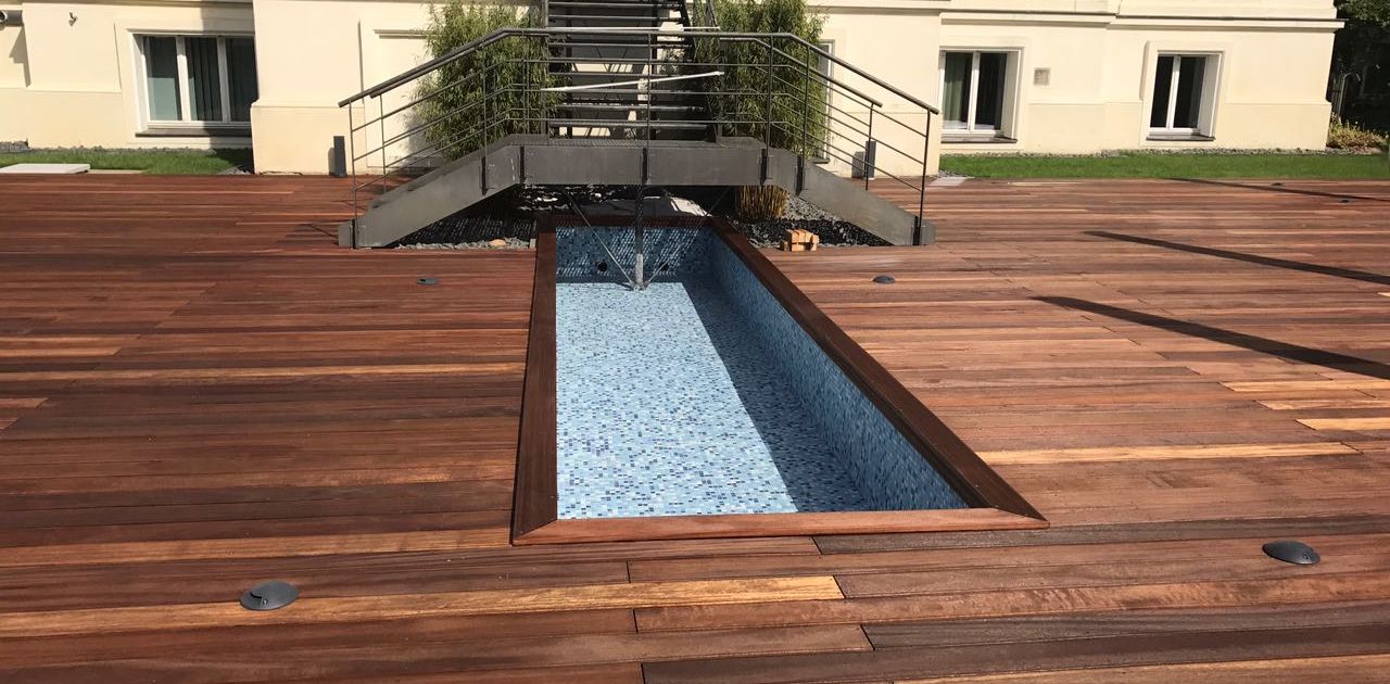 Pool in der Sommersonne integriert in die Terrassengestaltung durch TEGLa