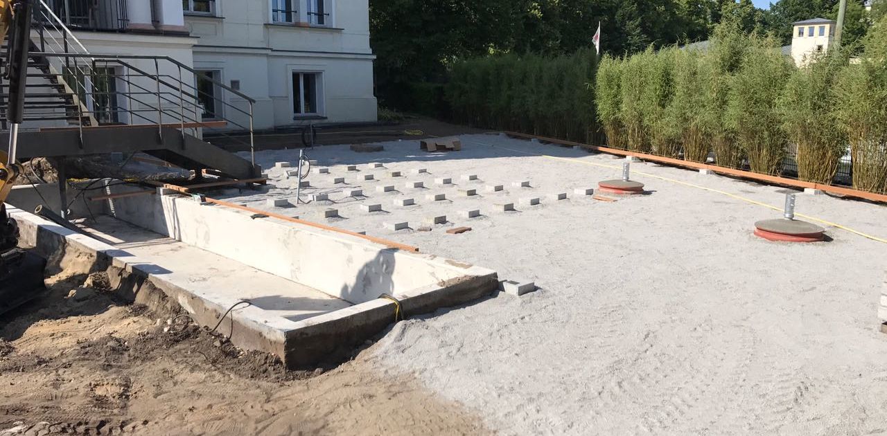 Eingelassene Betonstützen und Pool-Form in Vorbereitung für den Terrassenbau