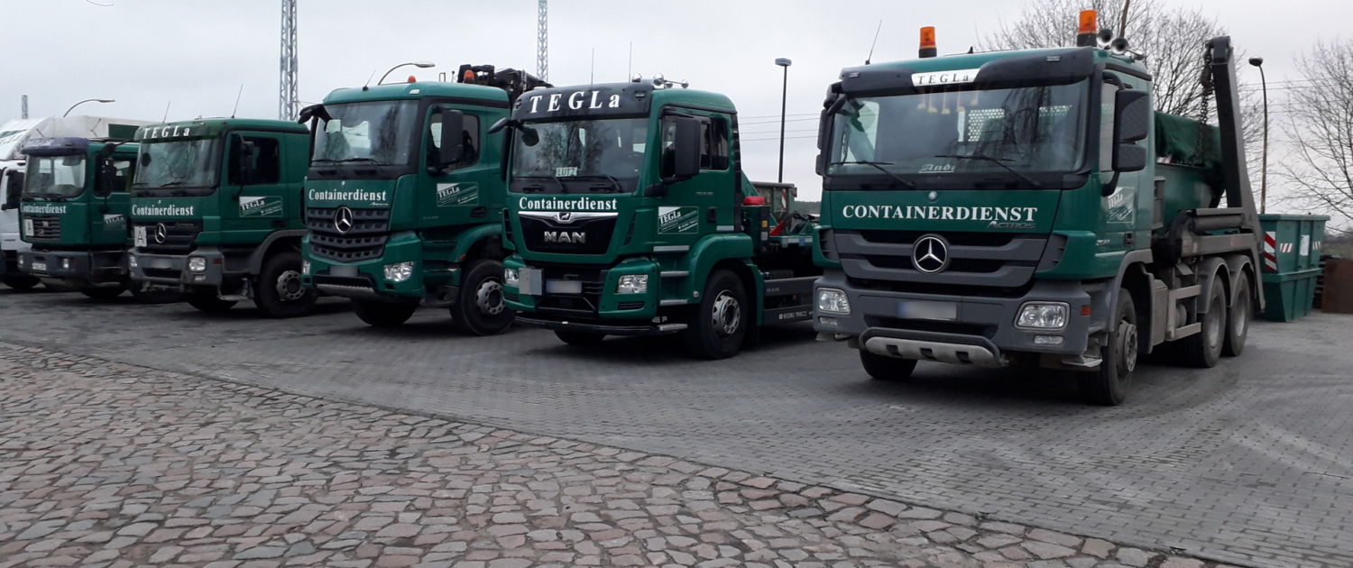 5 grüne LKWs vom Containerdienst der Firma TEGLa